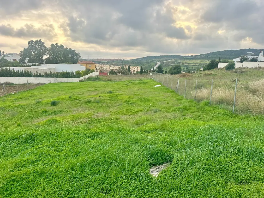 Plot of 1,034 m² with a project and building licence in Valle Romano, Estepona.