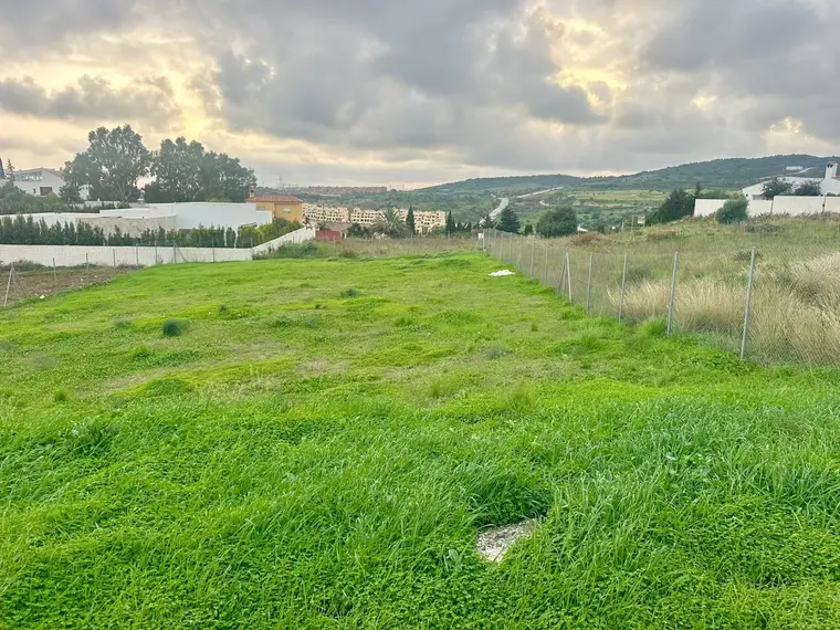 Plot of 1,034 m² with a project and building licence in Valle Romano, Estepona.