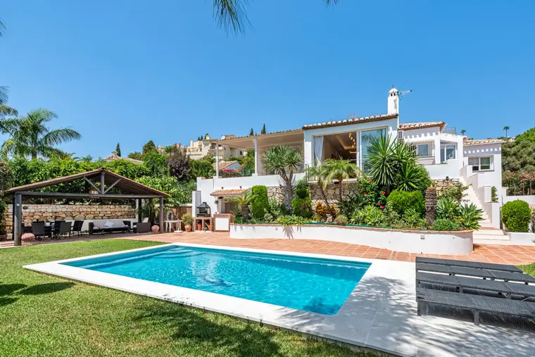 This villa in Mijas Golf offers something that is
