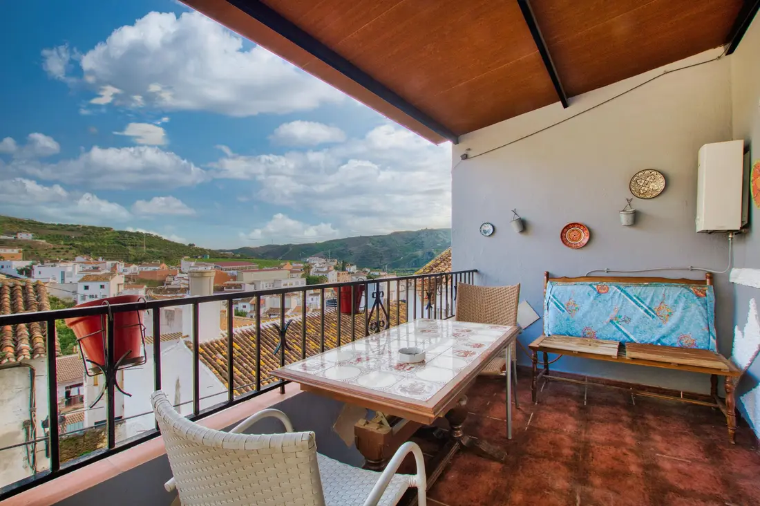 Large 3-Story House with Patio in the Heart of Ben