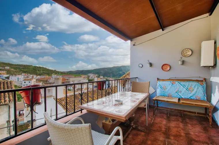 Large 3-Story House with Patio in the Heart of Ben