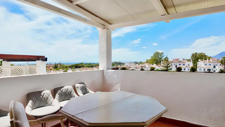 ***RESERVED***~Modern Penthouse with Sea Views in El Paraíso, Estepona – Terrace, Pool & Parking