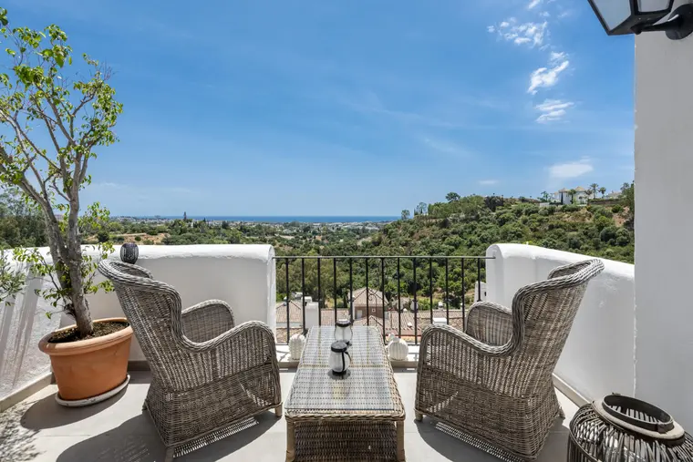 Set within the prestigious Puerto del Almendro com