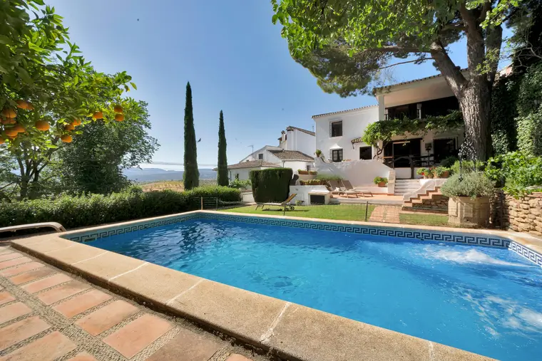 A charming Andalusian villa in Ronda: spacious, private and with stunning views