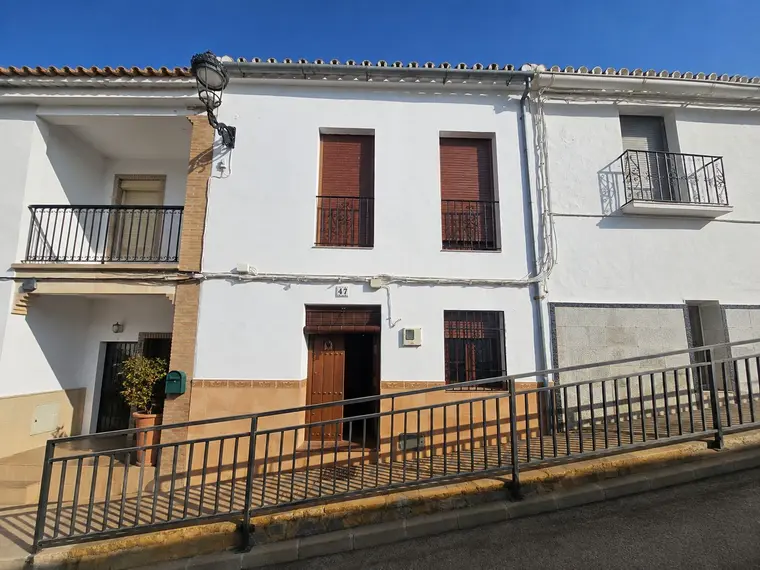 We are delighted to present this spacious and welc