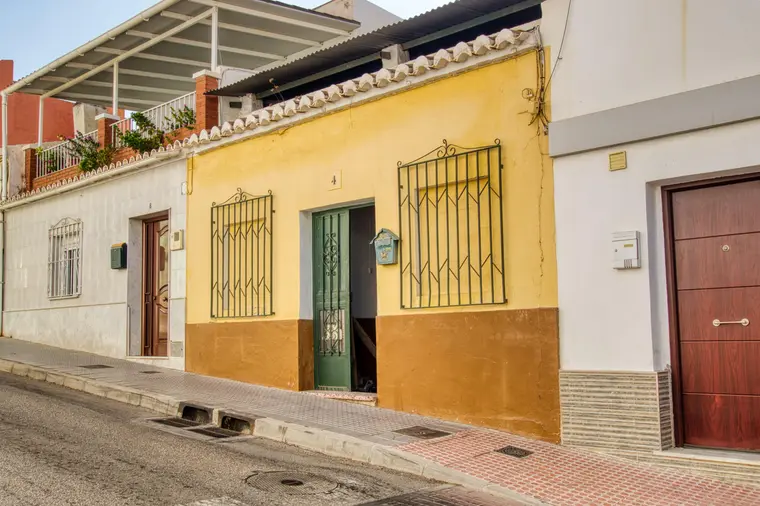 House on Carretera de Arenas, right in the heart o