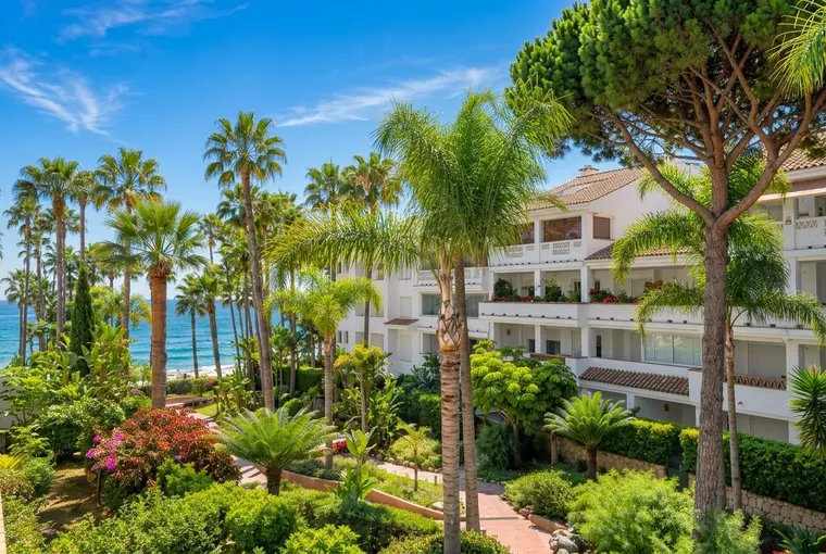 Exclusive Beachfront Apartment in Las Cañas Beach, Marbella