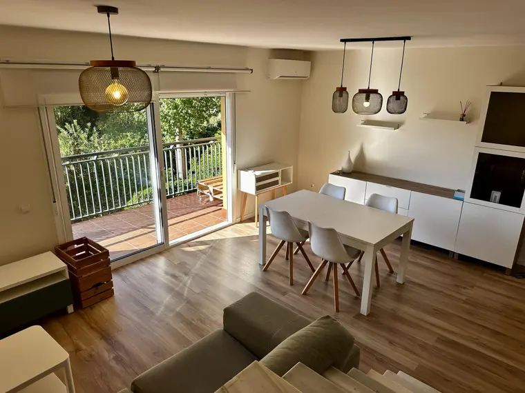 Duplex with an independent apartment and private p