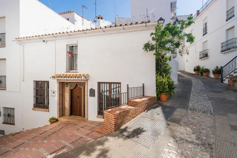 Charming village townhouse, located in the heart o